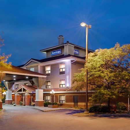 Travelodge By Wyndham Oshawa Whitby Extérieur photo