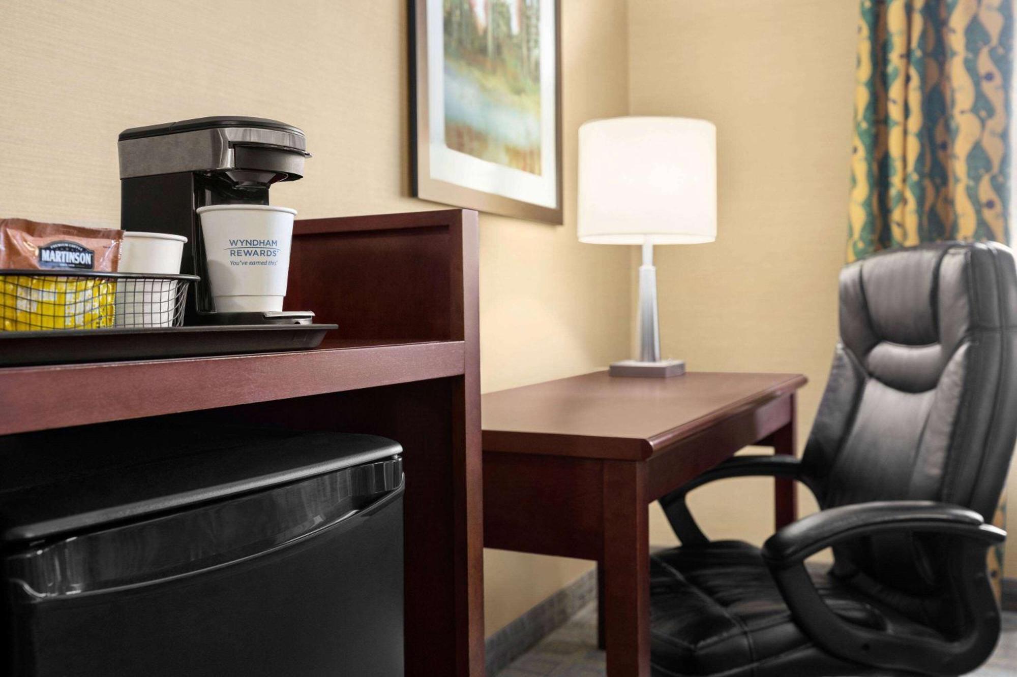 Travelodge By Wyndham Oshawa Whitby Extérieur photo