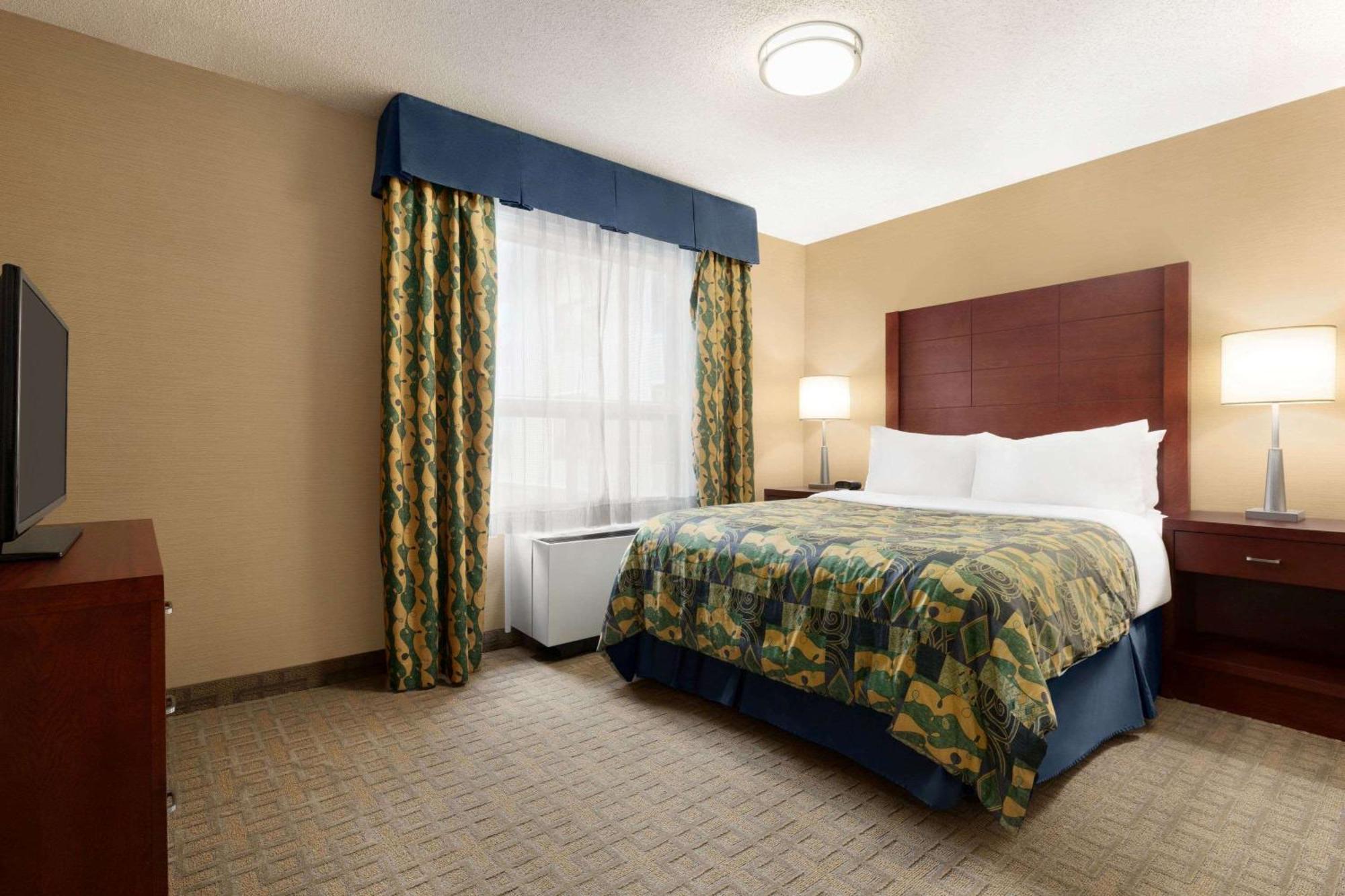Travelodge By Wyndham Oshawa Whitby Extérieur photo