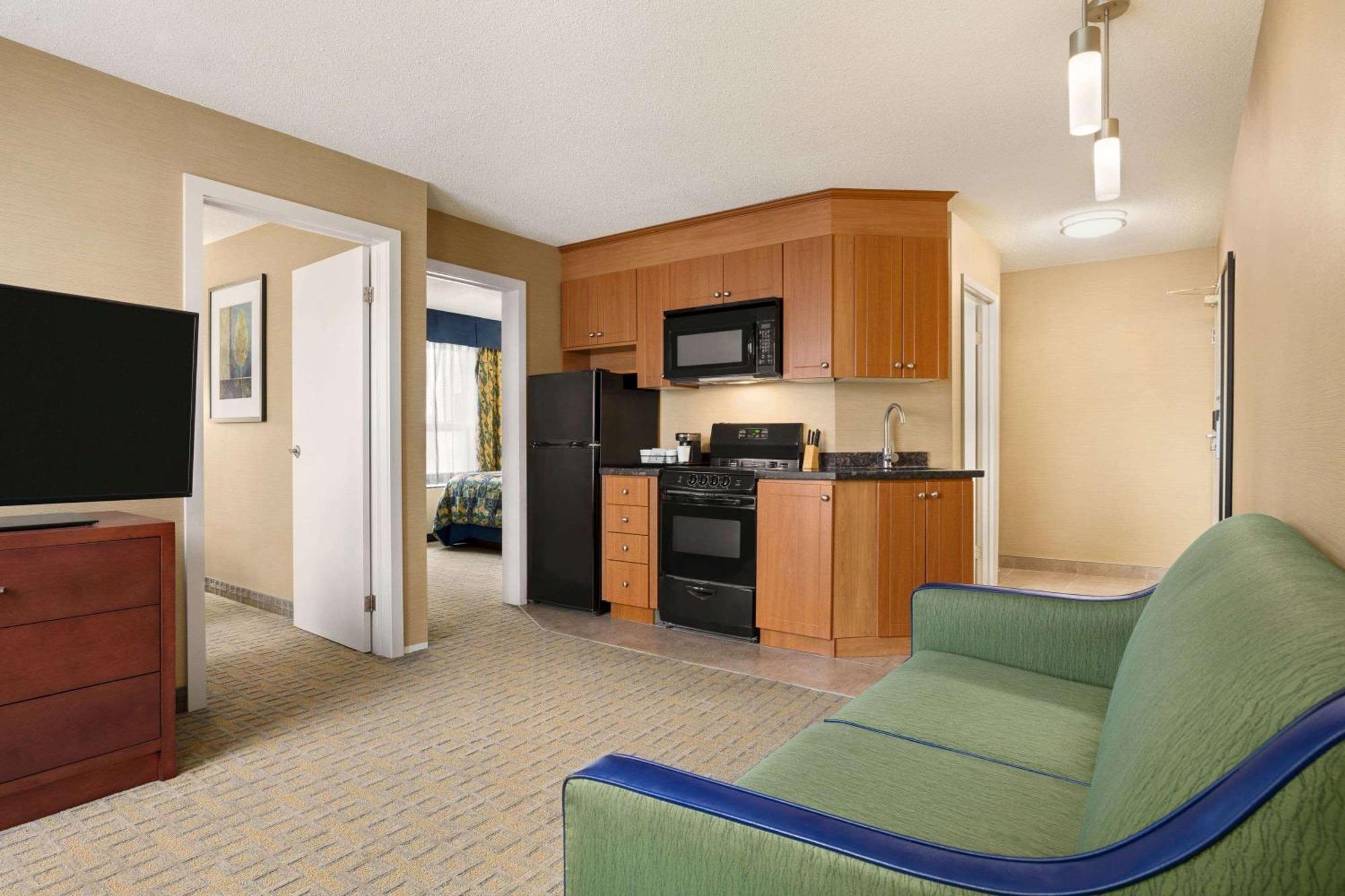 Travelodge By Wyndham Oshawa Whitby Extérieur photo