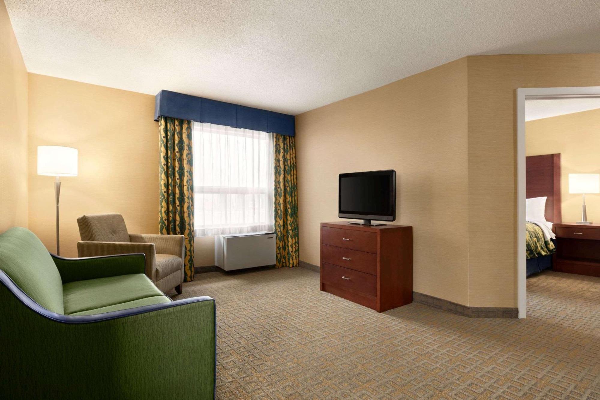 Travelodge By Wyndham Oshawa Whitby Extérieur photo