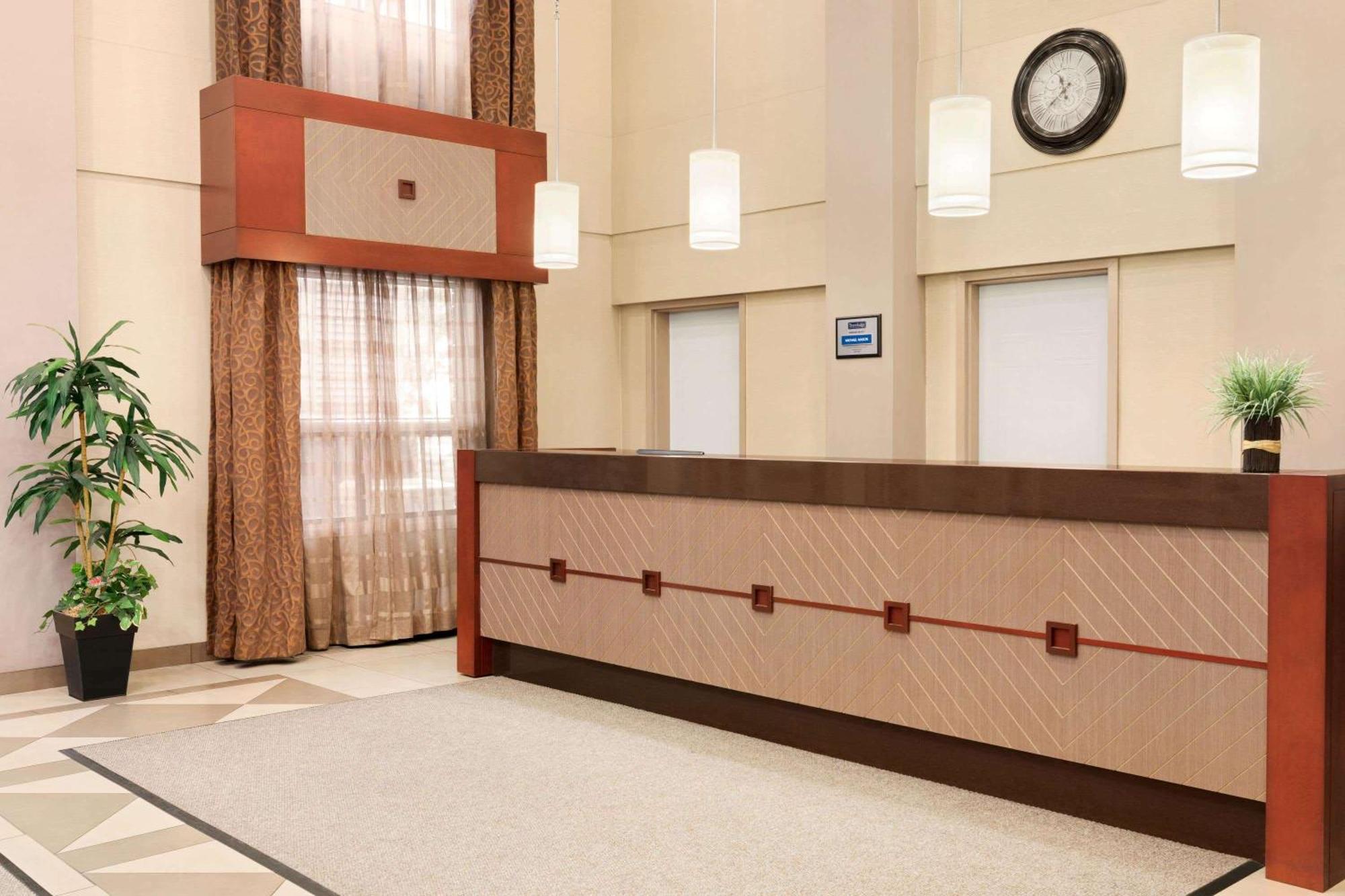 Travelodge By Wyndham Oshawa Whitby Extérieur photo