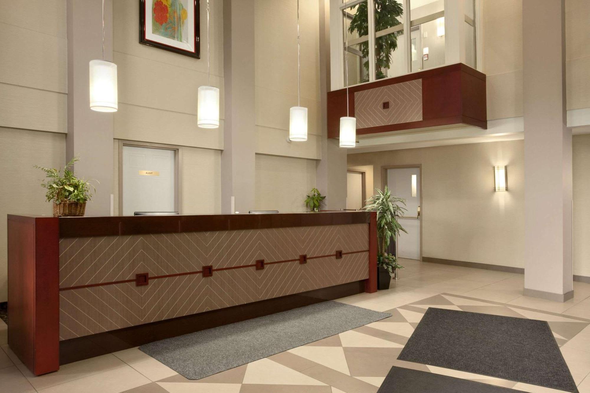 Travelodge By Wyndham Oshawa Whitby Extérieur photo