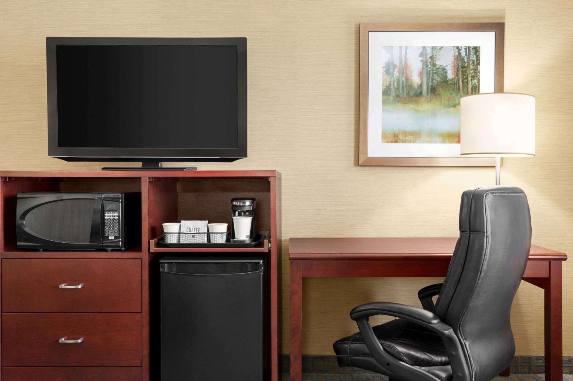 Travelodge By Wyndham Oshawa Whitby Extérieur photo