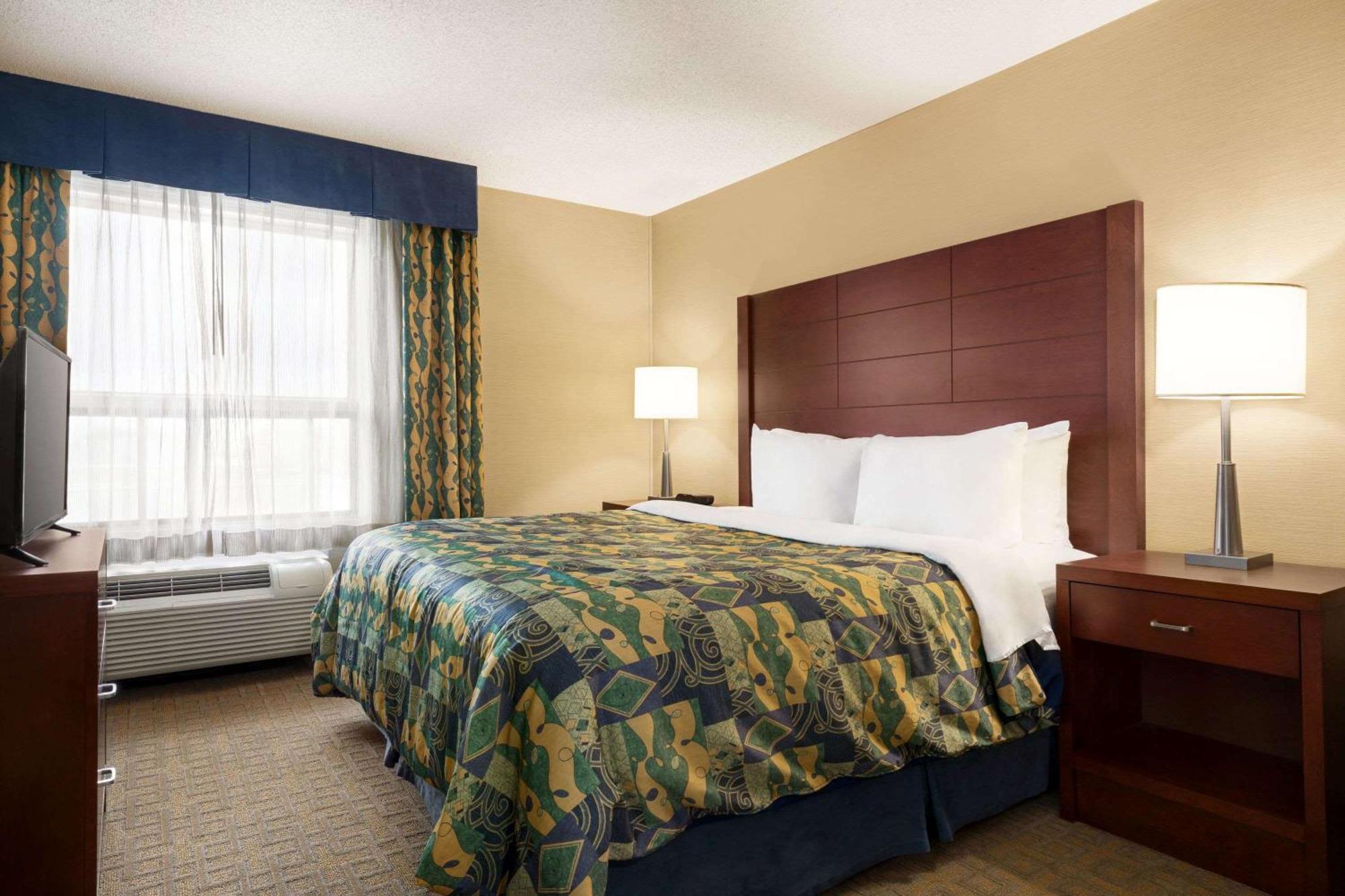 Travelodge By Wyndham Oshawa Whitby Extérieur photo