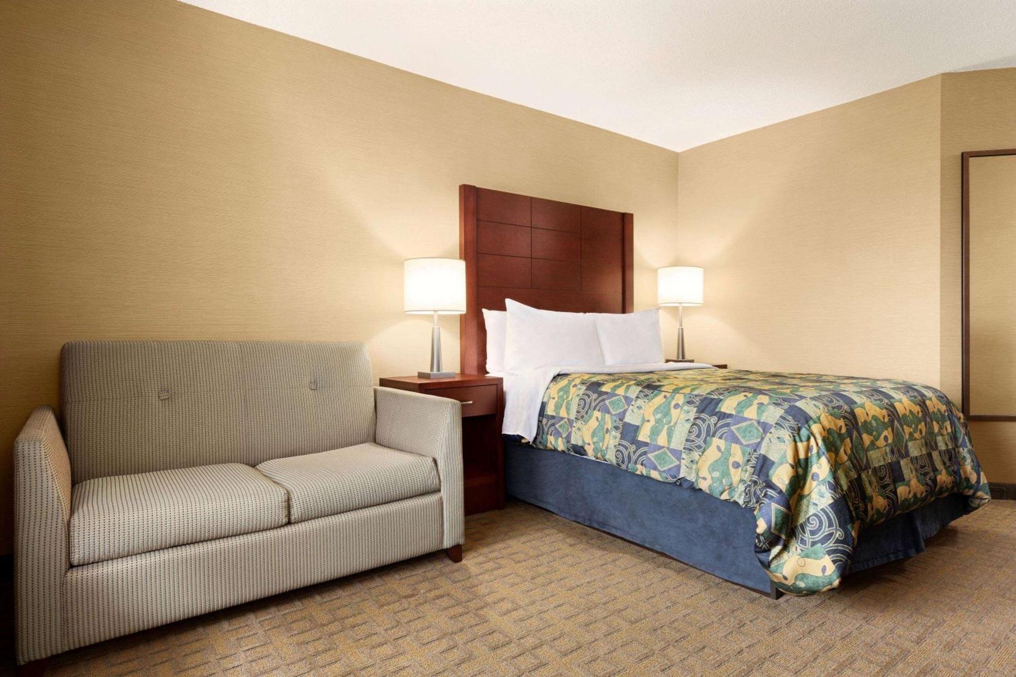Travelodge By Wyndham Oshawa Whitby Extérieur photo