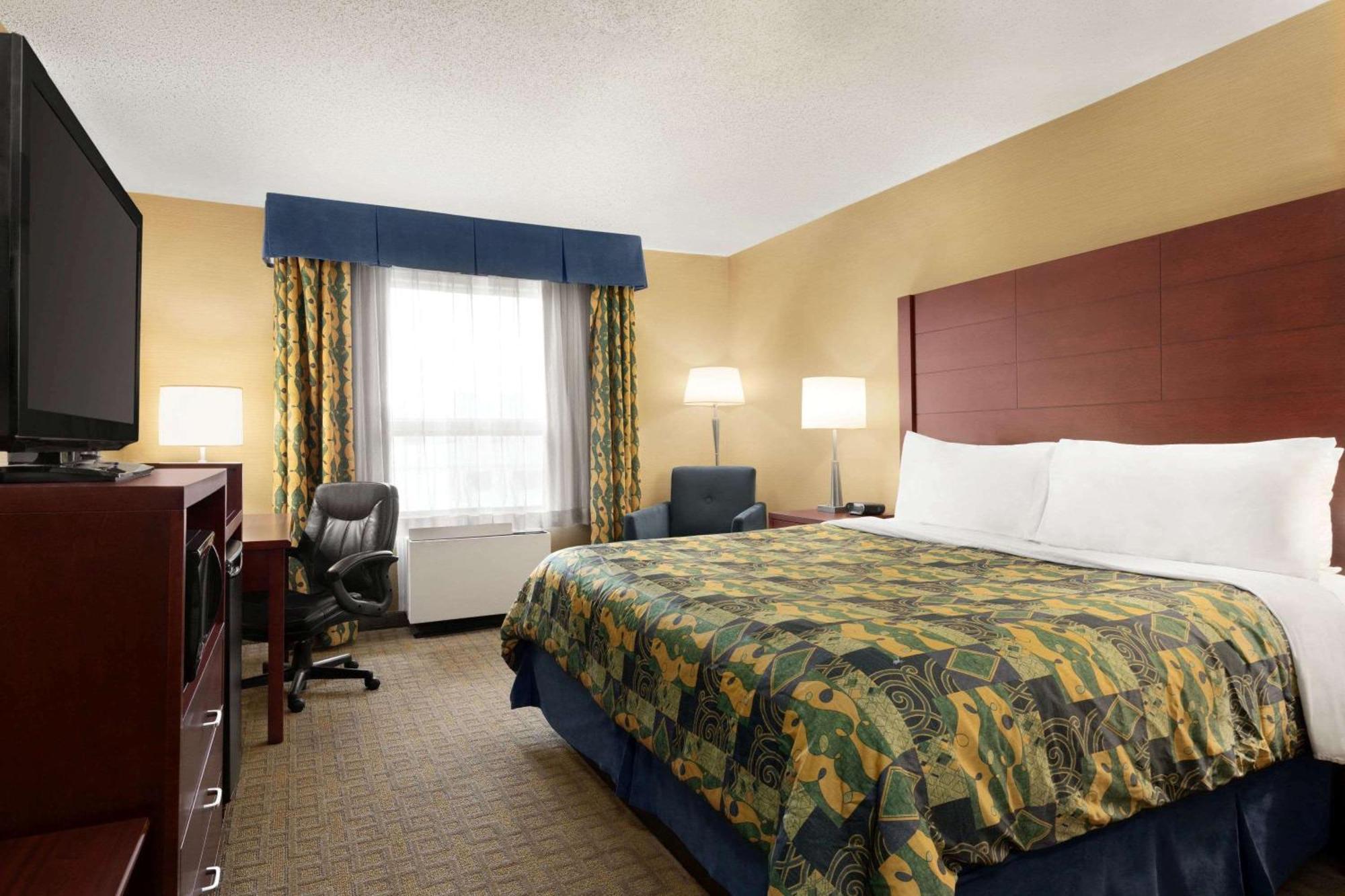 Travelodge By Wyndham Oshawa Whitby Extérieur photo