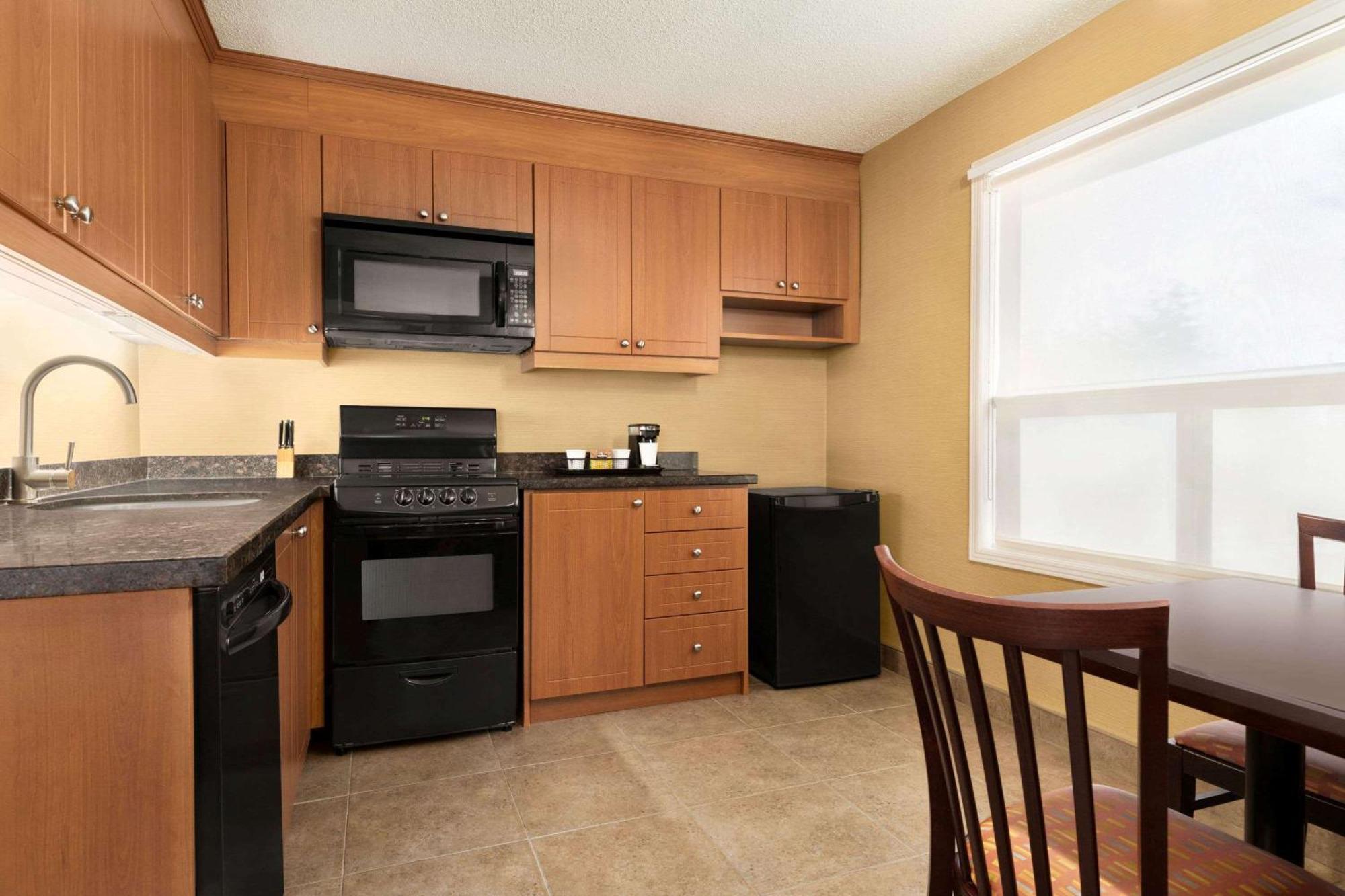 Travelodge By Wyndham Oshawa Whitby Extérieur photo