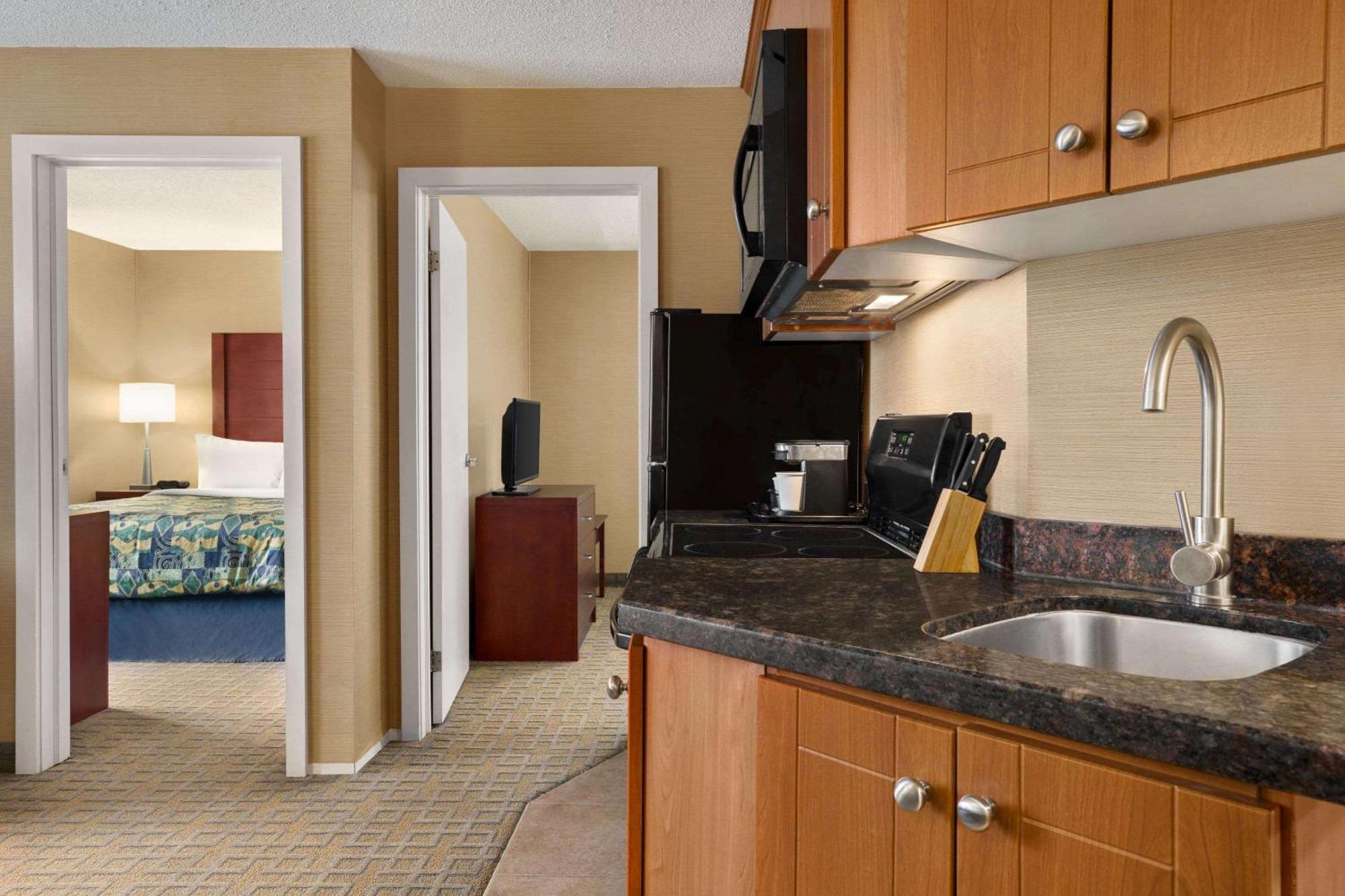 Travelodge By Wyndham Oshawa Whitby Extérieur photo