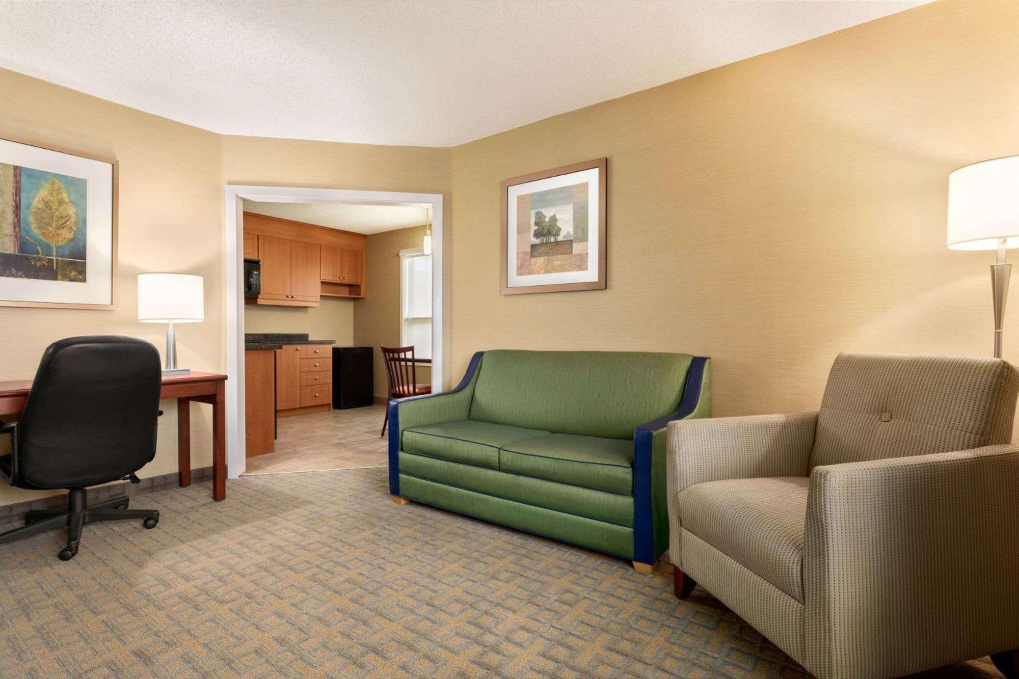 Travelodge By Wyndham Oshawa Whitby Extérieur photo