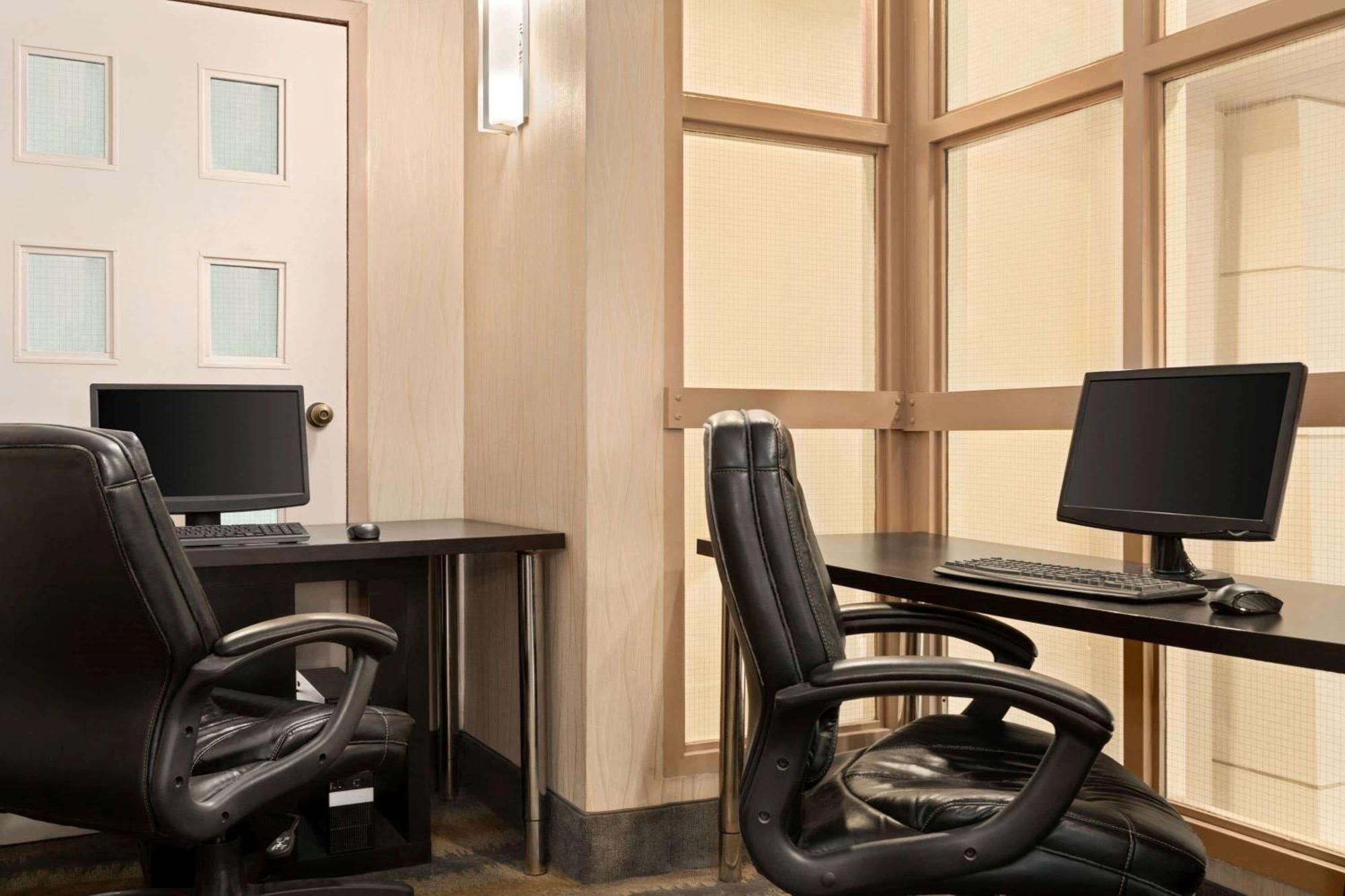 Travelodge By Wyndham Oshawa Whitby Extérieur photo