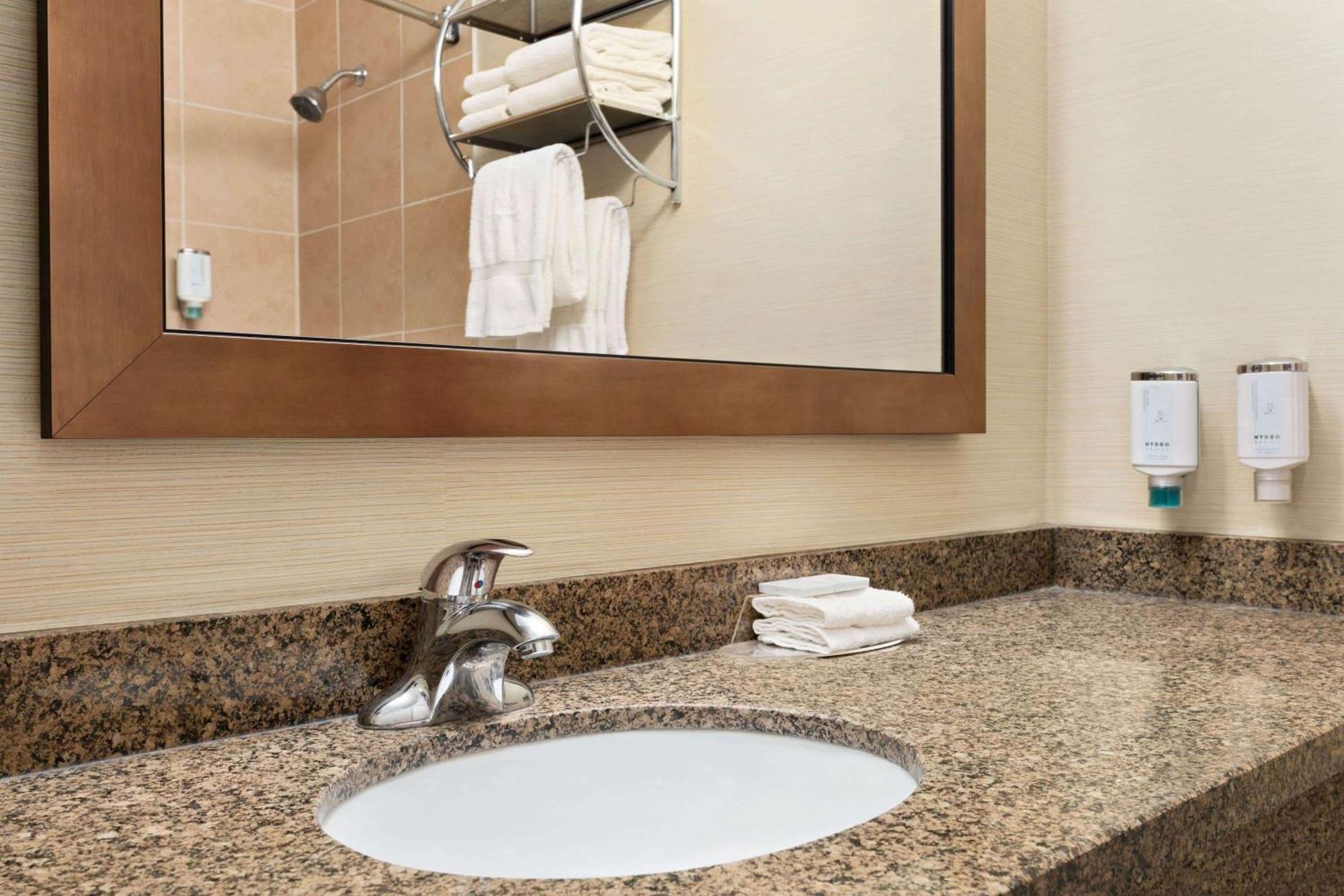 Travelodge By Wyndham Oshawa Whitby Extérieur photo