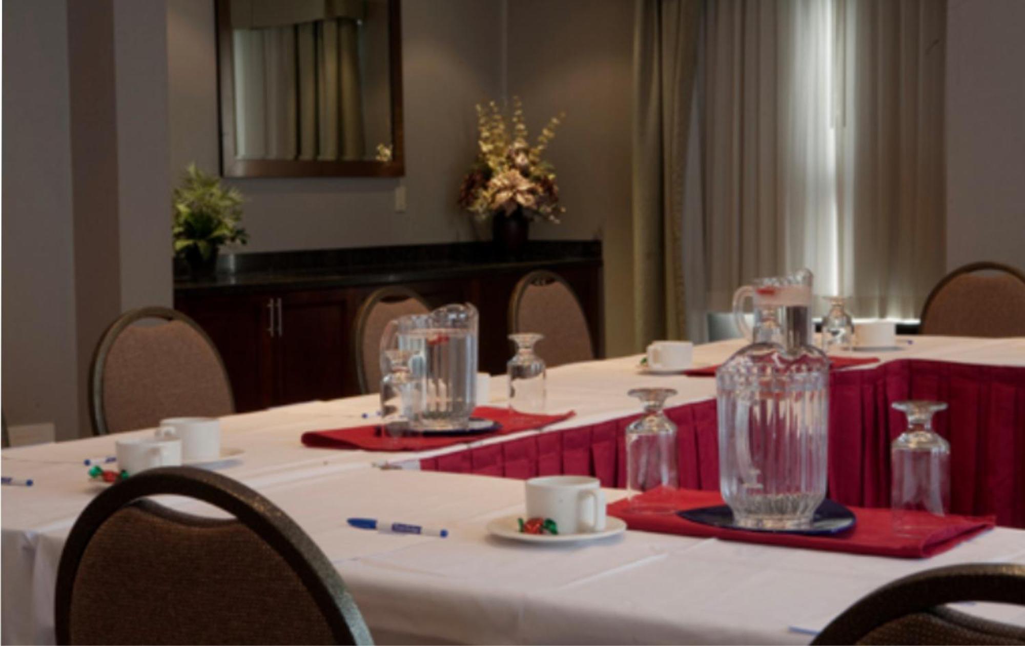 Travelodge By Wyndham Oshawa Whitby Extérieur photo