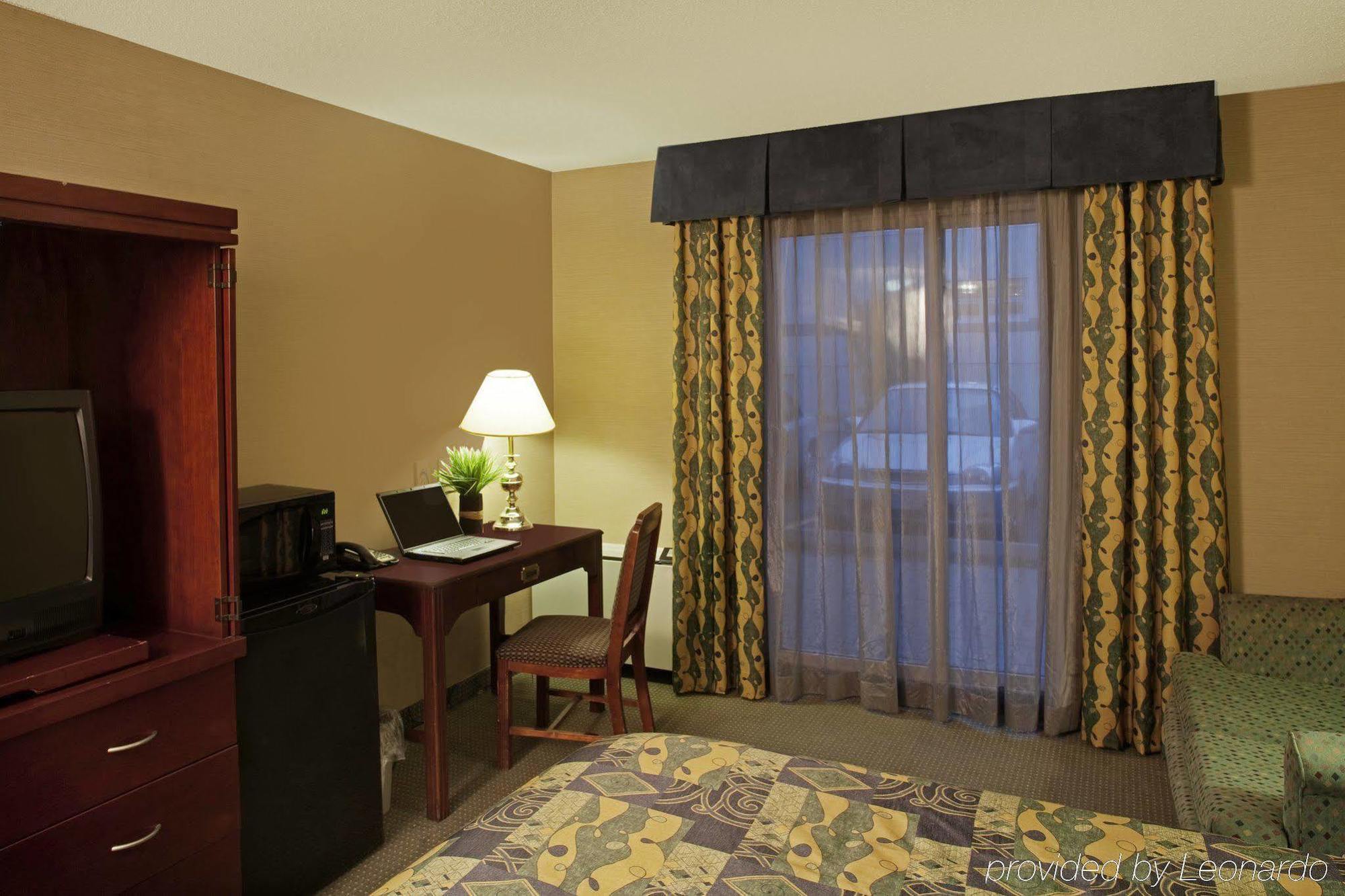 Travelodge By Wyndham Oshawa Whitby Extérieur photo