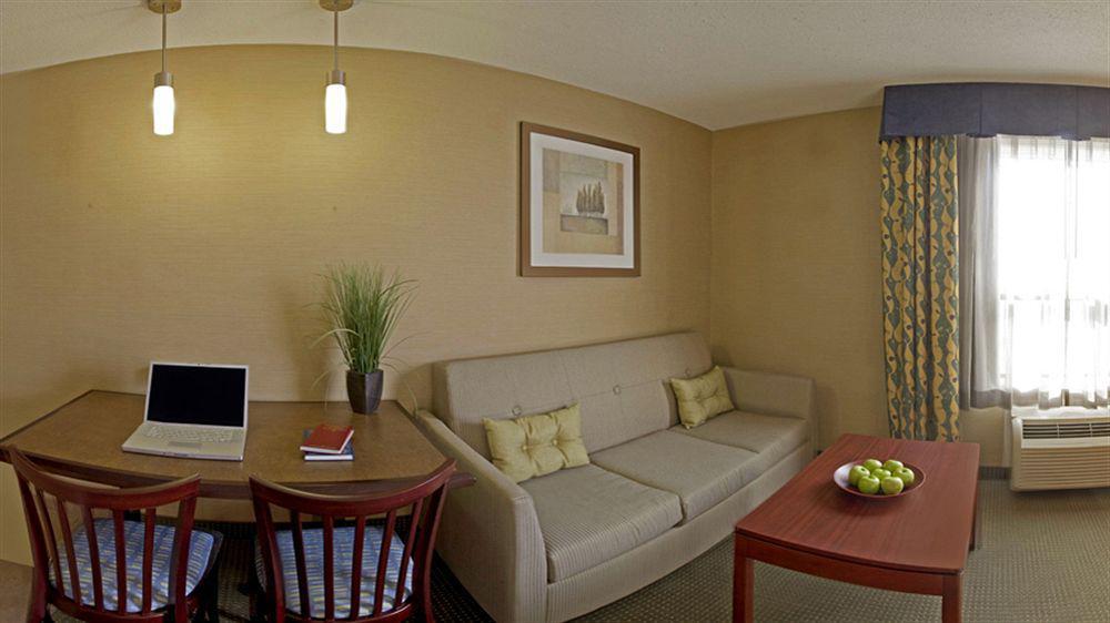 Travelodge By Wyndham Oshawa Whitby Extérieur photo