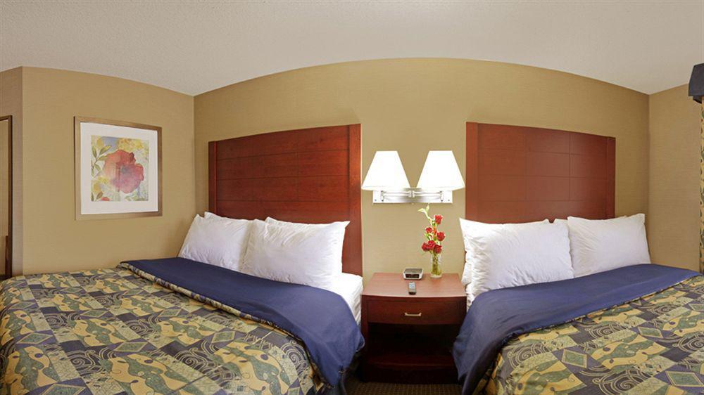 Travelodge By Wyndham Oshawa Whitby Extérieur photo